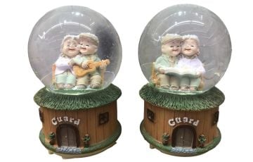 Müziksever Ve Kitap Okuyan Dede Nine Müzikli Işıklı Cam Kar Küresi