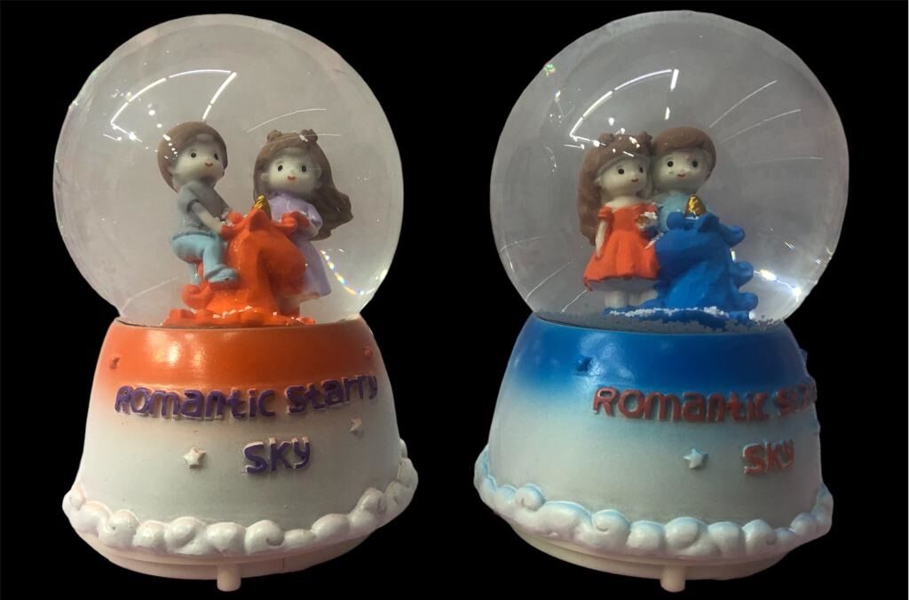 Boynuzlu At & Sevgili Temalı Müzikli Işıklı Cam Kar Küresi