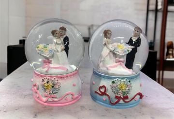 Dekoratif Gelin Damat Işıklı Cam Kar Küresi (9cm x 7cm)