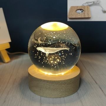 Dekoratif Ahşap Kare Altlıklı Yunus Balığı Işıklı Cam Küre (8 cm)