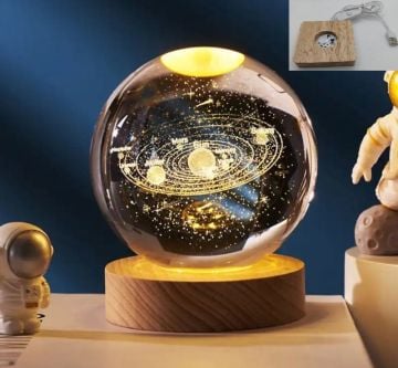 Dekoratif Ahşap Kare Altlıklı Gezegenler Işıklı Cam Küre (8 cm)