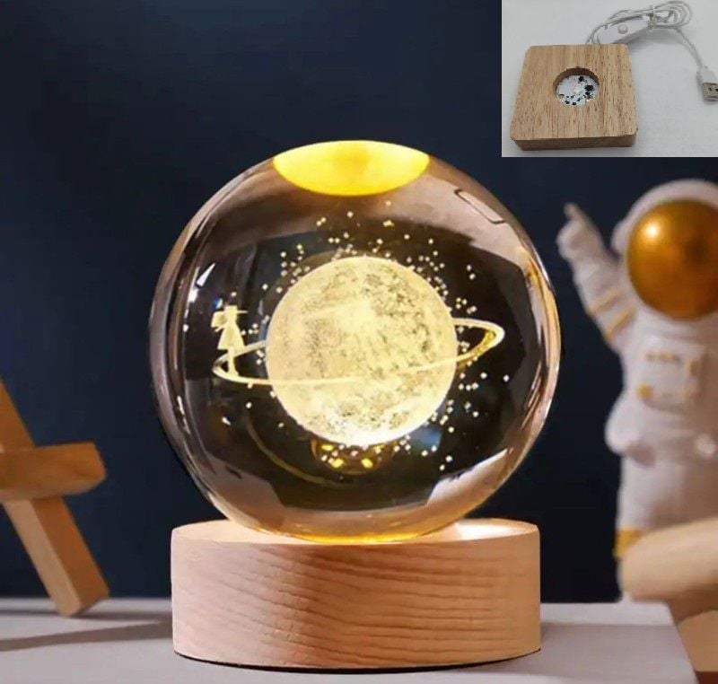 Dekoratif Ahşap Kare Altlıklı Gezegen Ve Kız Işıklı Cam Küre (8 cm)