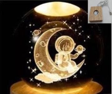 Dekoratif Ahşap Kare Altlıklı Ayda Oturan Astronot Işıklı Cam Küre (8 cm)