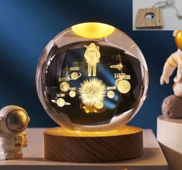 Dekoratif Ahşap Kare Altlıklı Astronot Ve Gezegenler Işıklı Cam Küre (8 cm)