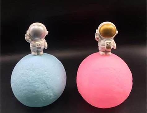 Ay Üstünde Duran Astronot Dekoratif 3D Gece Lambası