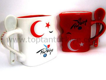 Birbirini Öpen Türkiye Kaşıklı Seramik Kupa Bardak