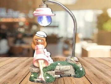 Polyester Şapkalı Oturan Kız Işıklı Biblo Masa Lambası