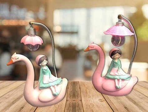 Polyester Kuğu Üzerinde Oturan Kız Işıklı Biblo Masa Lambası