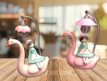 Polyester Kuğu Üzerinde Oturan Kız Işıklı Biblo Masa Lambası