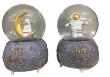 Işıklı Astronot Püskürtme Müzikli Cam Kar Küresi