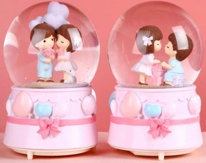 Romantik Sevgililer Tasarımlı Cam Kar Küresi Müzik Kutusu