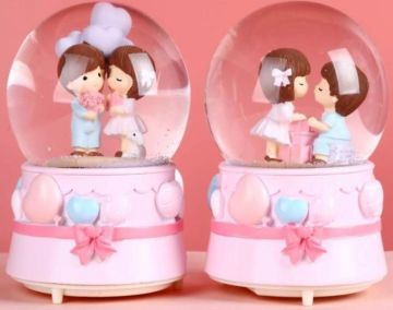 Romantik Sevgililer Tasarımlı Cam Kar Küresi Müzik Kutusu