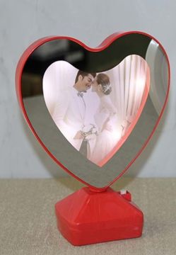 Kırmızı Kalp Ayna Led Işıklı Fotoğraf Çerçevesi (17 cm x 13 cm)