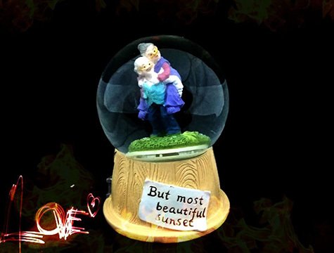 Dede Sırtında Nine Romantik Cam Küre ve Müzik Kutusu