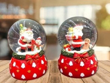 Yılbaşı Ağacı Süslü Işıklı Noel Baba Müzikli Cam Kar Küresi