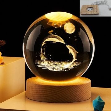 Dekoratif Ahşap Kare Altlıklı Yunus Balıkları Işıklı Cam Küre (6 cm)