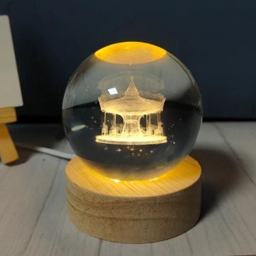 Dekoratif Atlı Karınca Tasarımlı Ahşap Altlıklı Işıklı Cam Küre (8 cm)