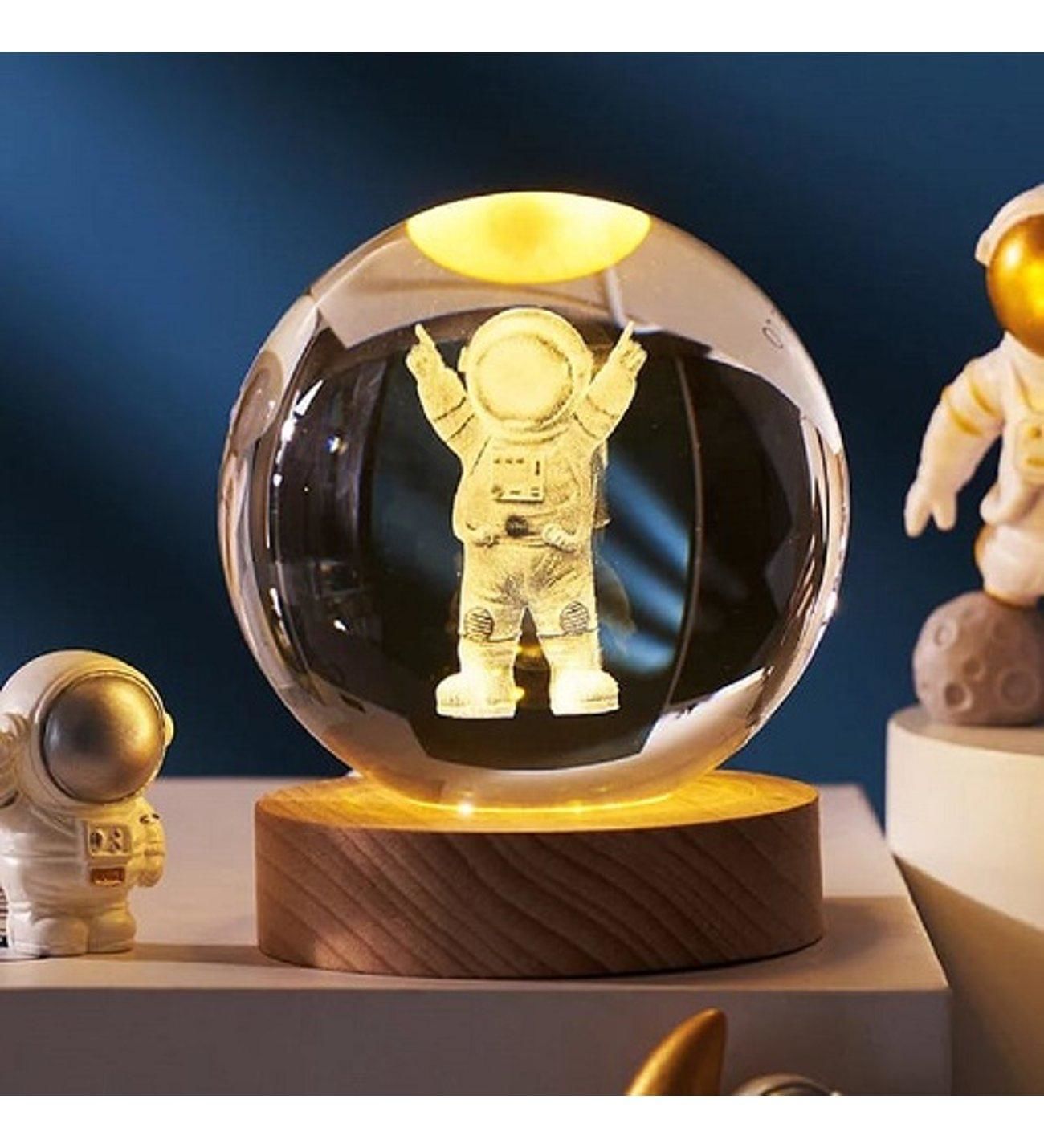 Dekoratif Astronot Tasarımlı Ahşap Altlıklı Işıklı Cam Küre (8 cm)