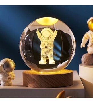 Dekoratif Astronot Tasarımlı Ahşap Altlıklı Işıklı Cam Küre (8 cm)
