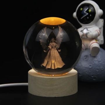 Dekoratif Melek Kız Tasarımlı Ahşap Altlıklı Işıklı Cam Küre (8 cm)