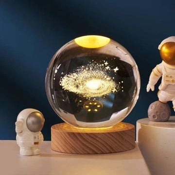 Dekoratif Samanyolu Tasarımlı Ahşap Altlıklı Işıklı Cam Küre (8 cm)