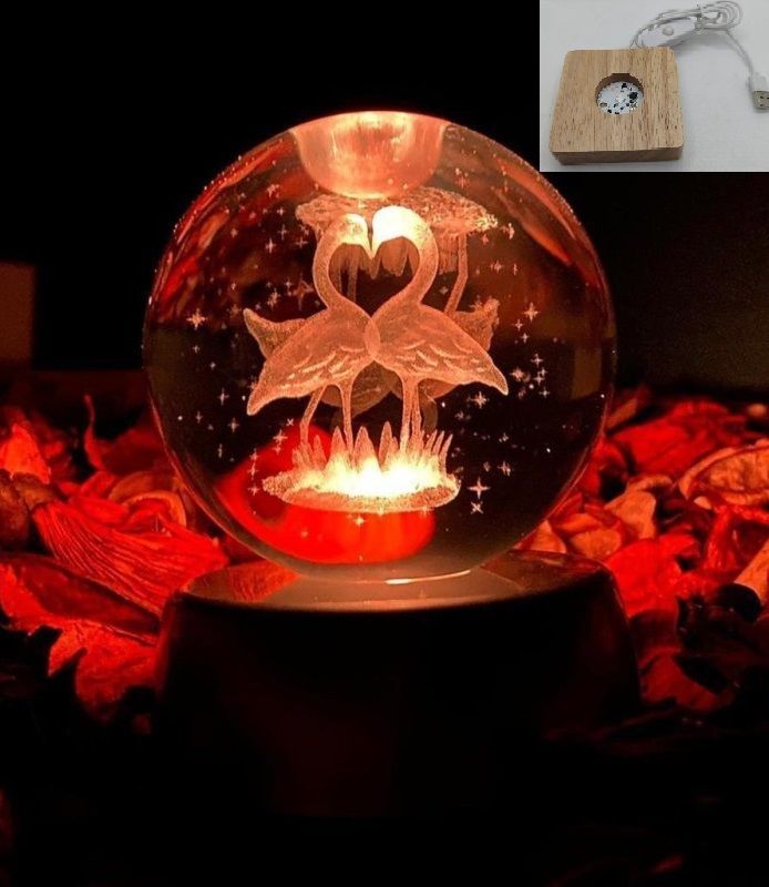 Dekoratif Ahşap Kare Altlıklı Flamingolar Işıklı Cam Küre (6 cm)