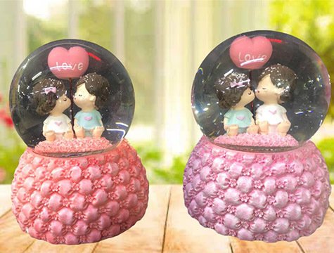 Işıklı Kar Püskürten Romantik Sevgili Müzikli Cam Kar Küresi