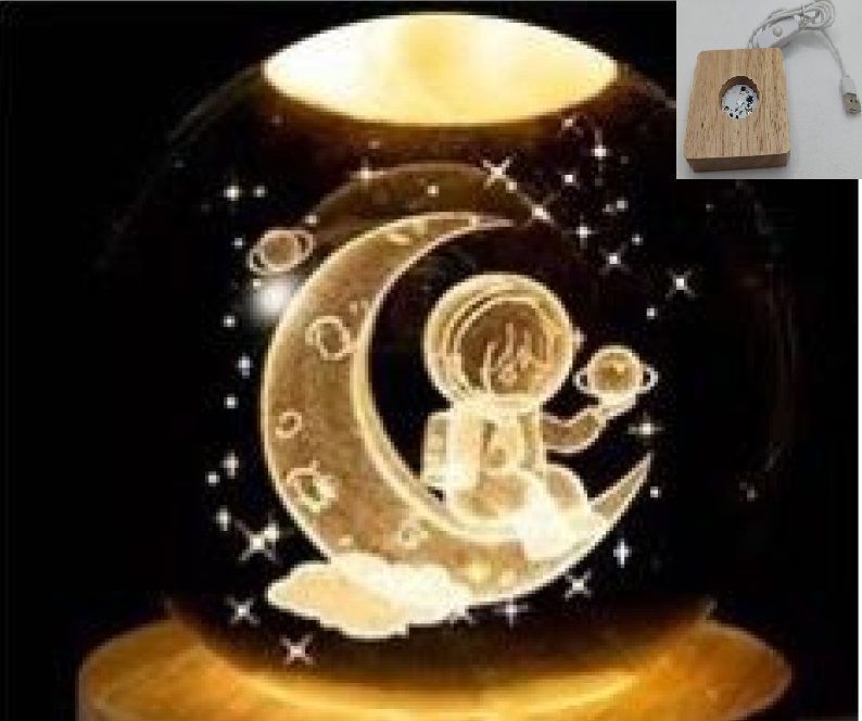 Dekoratif Ahşap Kare Altlıklı Ayda Oturan Astronot Işıklı Cam Küre (6 cm)