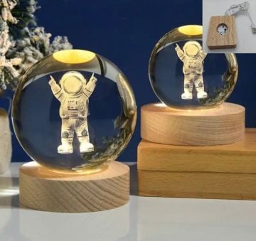 Dekoratif Ahşap Kare Altlıklı Ayakta Astronot Işıklı Cam Küre (6 cm)