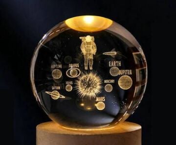 Dekoratif Astronot Ve Gezegenler Tasarımlı Ahşap Altlıklı Işıklı Cam Küre (10 cm)
