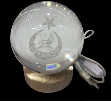Dekoratif Ayyıldız Ve Kurt Tasarımlı Ahşap Altlıklı Işıklı Cam Küre (10 cm)