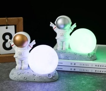 Masa Üstü Kaide Üzerinde Astronot Ay Gece Lambası