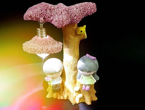 Işıklı Ağaç Altında Oturan Romantik Sevgili Biblosu