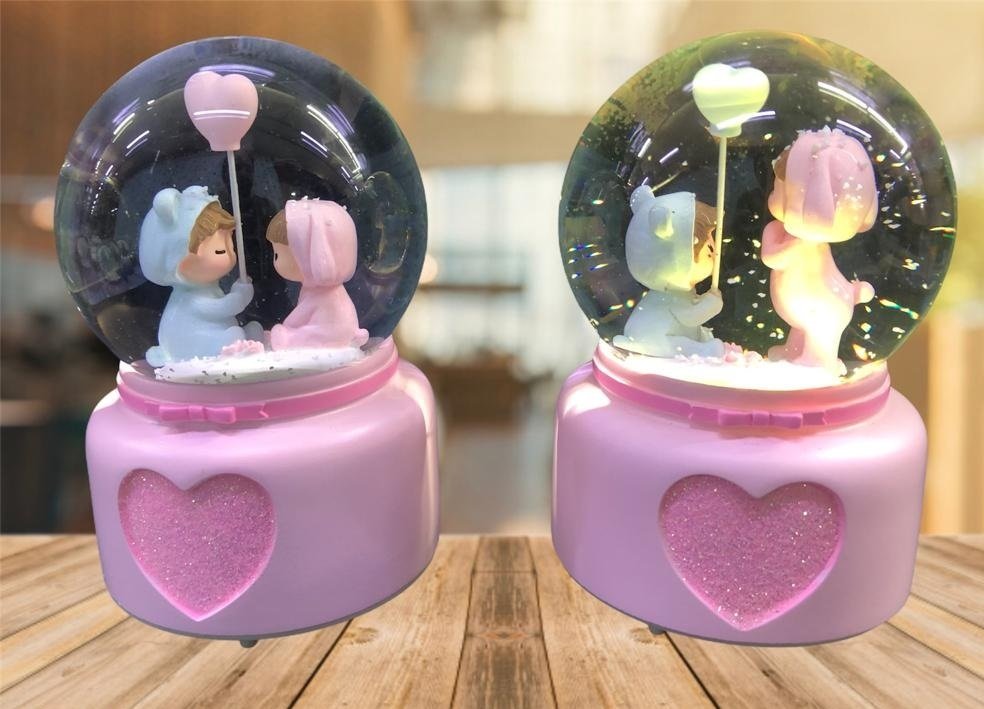 Sevimli Balon Tutan Bebekler Temalı Işıklı Müzikli Cam Kar Küresi