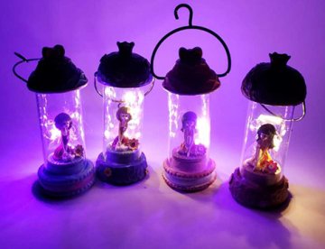 Cam Fanus İçinde Led Işıklı Kız Biblosu