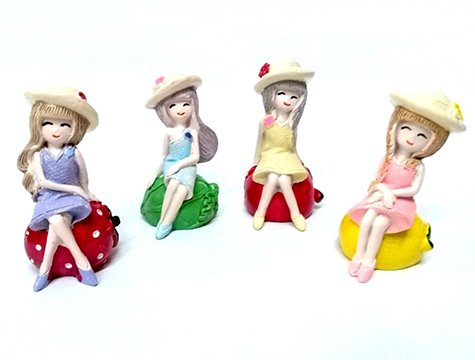 Meyve Üstünde Oturan Mini Kız Biblosu (4 Adet)