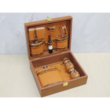 Deri Kutulu 3 Mataralı Shot Bardaklı Tabakalı Tirbuşonlu Set (8 Parça)