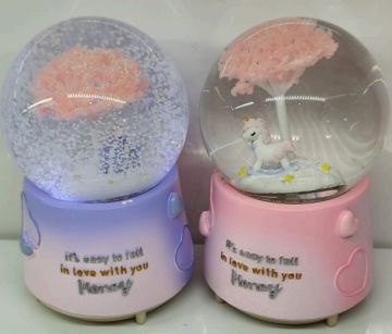 Boynuzlu At Ve Pembe Çiçekler Püskürtme Müzikli Cam Kar Küresi