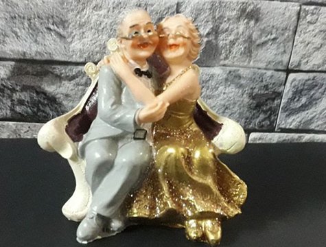 Koltukta Oturan Şık Giyimli Nine Dede Biblo
