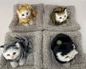 Minderde Uzanan Miyavlayan Renkli Peluş Kedi (17 cm)