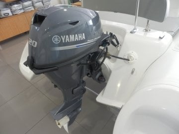 Yamaha 20 HP Kısa Şaft Marşlı-Trimli-Direksiyon Sistemli Deniz Motoru