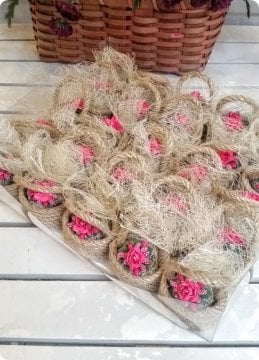 25 li jüt İpten Mini Fuşya Çiçek Sepeti Süslü Söz-Nişan Sekeri