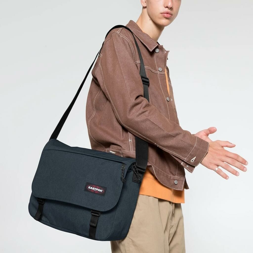 Eastpak Delegate+ Omuz Askılı Postacı Çantası Füme EK00026E26W1