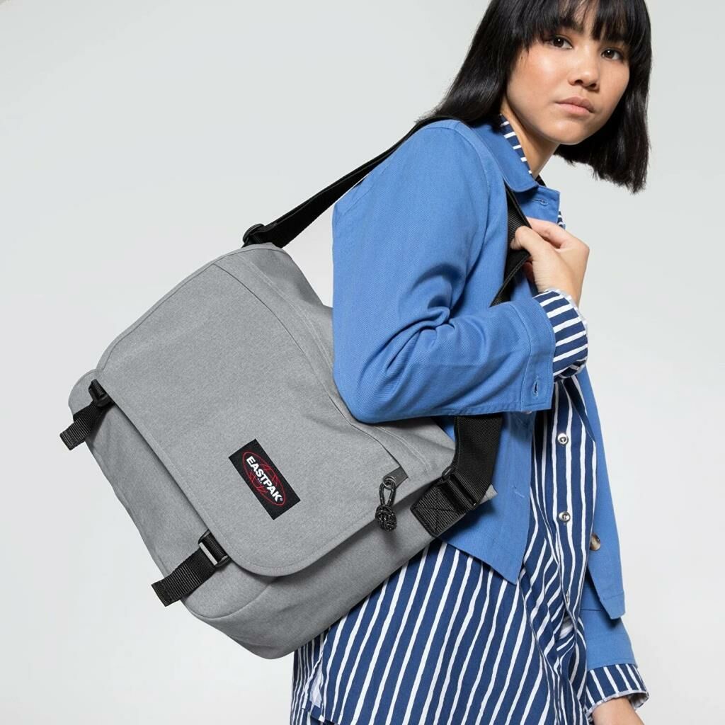 Eastpak Delegate+ Omuz Askılı Postacı Çantası Füme EK00026E3631