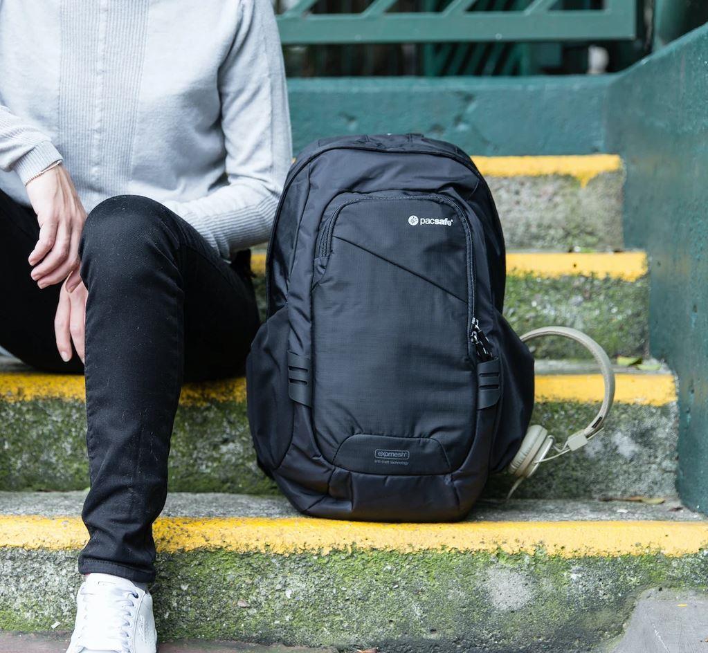 Pacsafe venturesafe 15l hot sale gii