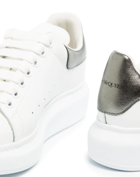 Übergroße Sneakers aus Metallic-Leder – Schuhe, Weiß