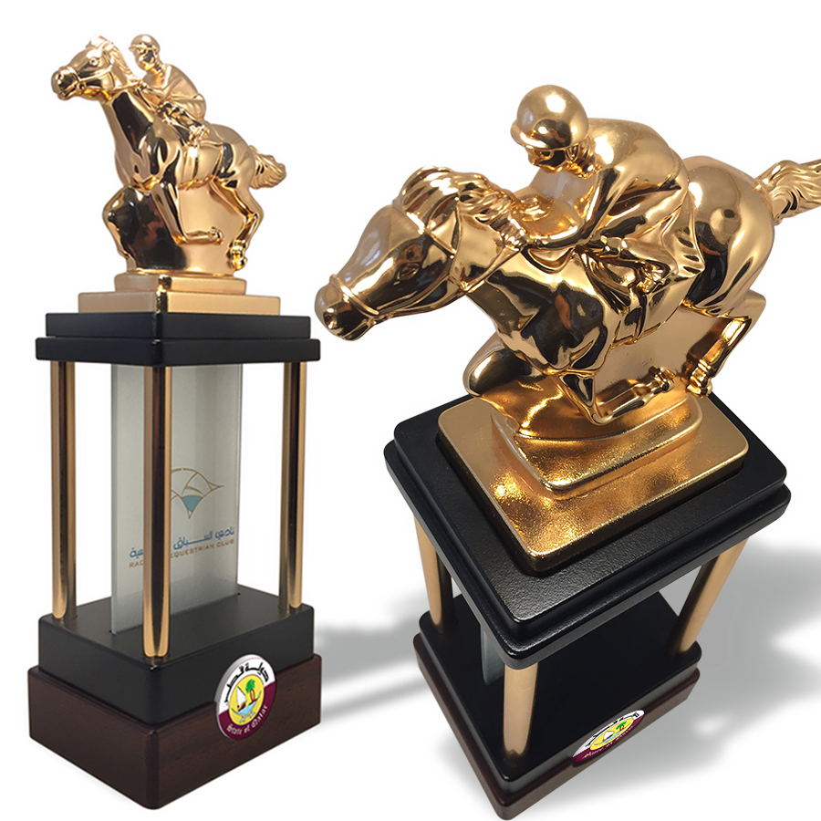 كأس سباق الخيل - مطلي بالذهب