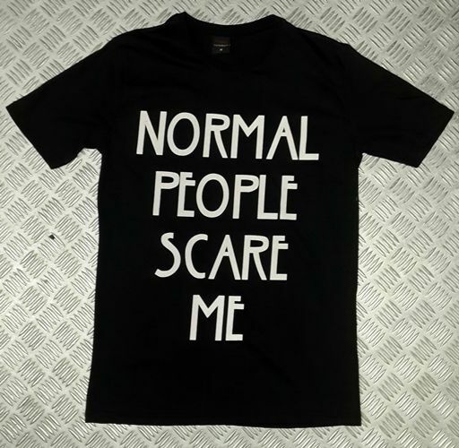 NORMAL PEOPLE SCARE ME Baskılı T-shirt
