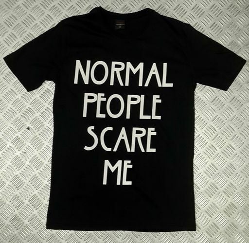NORMAL PEOPLE SCARE ME Baskılı T-shirt
