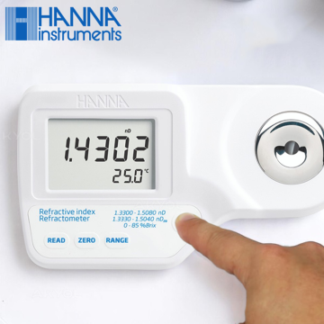 HANNA HI 96800 Dijital Refraktometre Refraktif İndeks ve Brix Ölçer nD: 1.3300... 1.5080 / nD20: 1.3330.... .5040 / % Brix: 0.0... 85.0 / Sıcaklık: 0.0... 80.0 °C